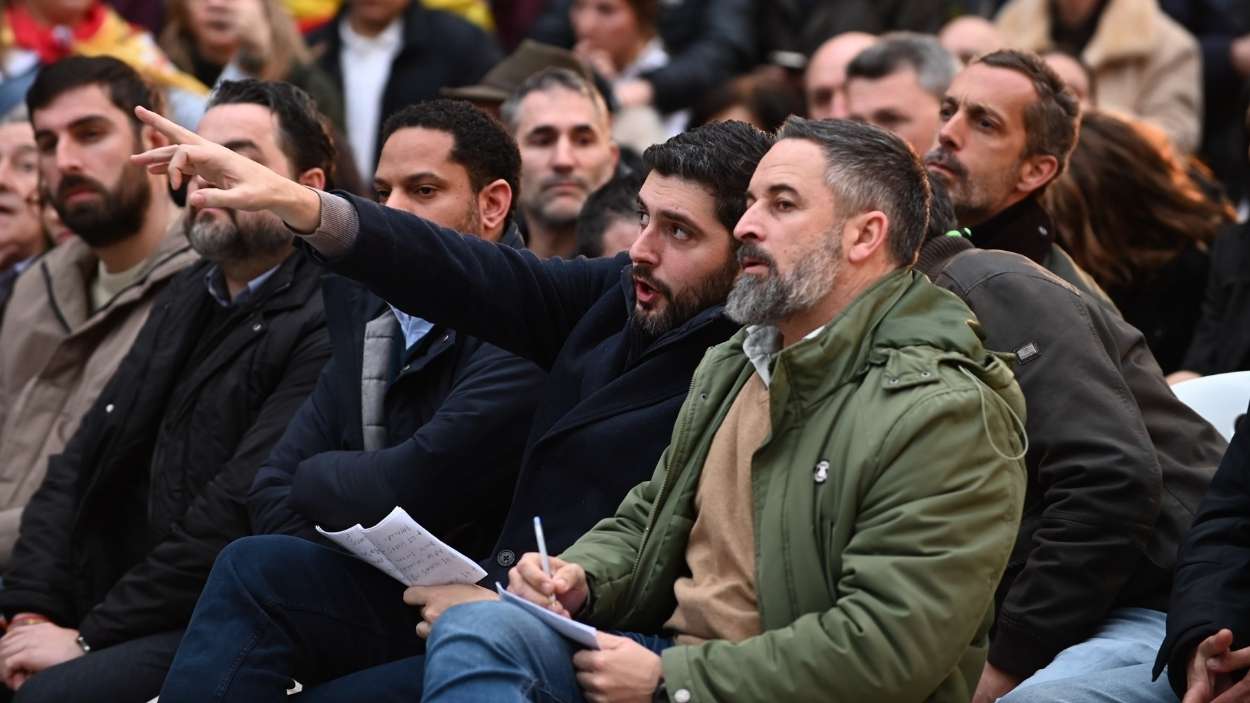 El presidente de Vox, Santiago Abascal (1d), clausura el acto de fin de campaña, junto al candidato Alejandro Nolasco (c). EP/Archivo.