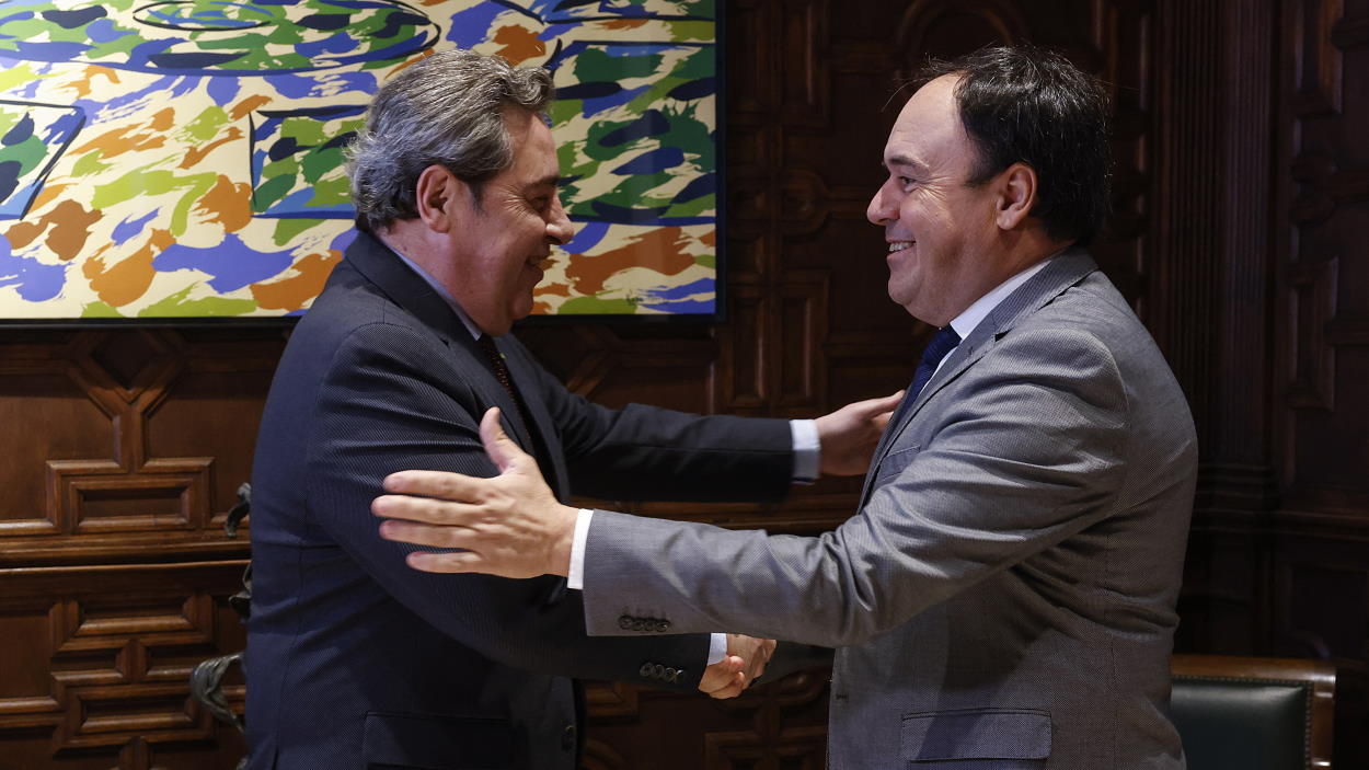 El president de la Generalitat valenciana, Juanfran Pérez Llorca, y el síndic del grupo parlamentario VOX, José María Llanos. EP.
