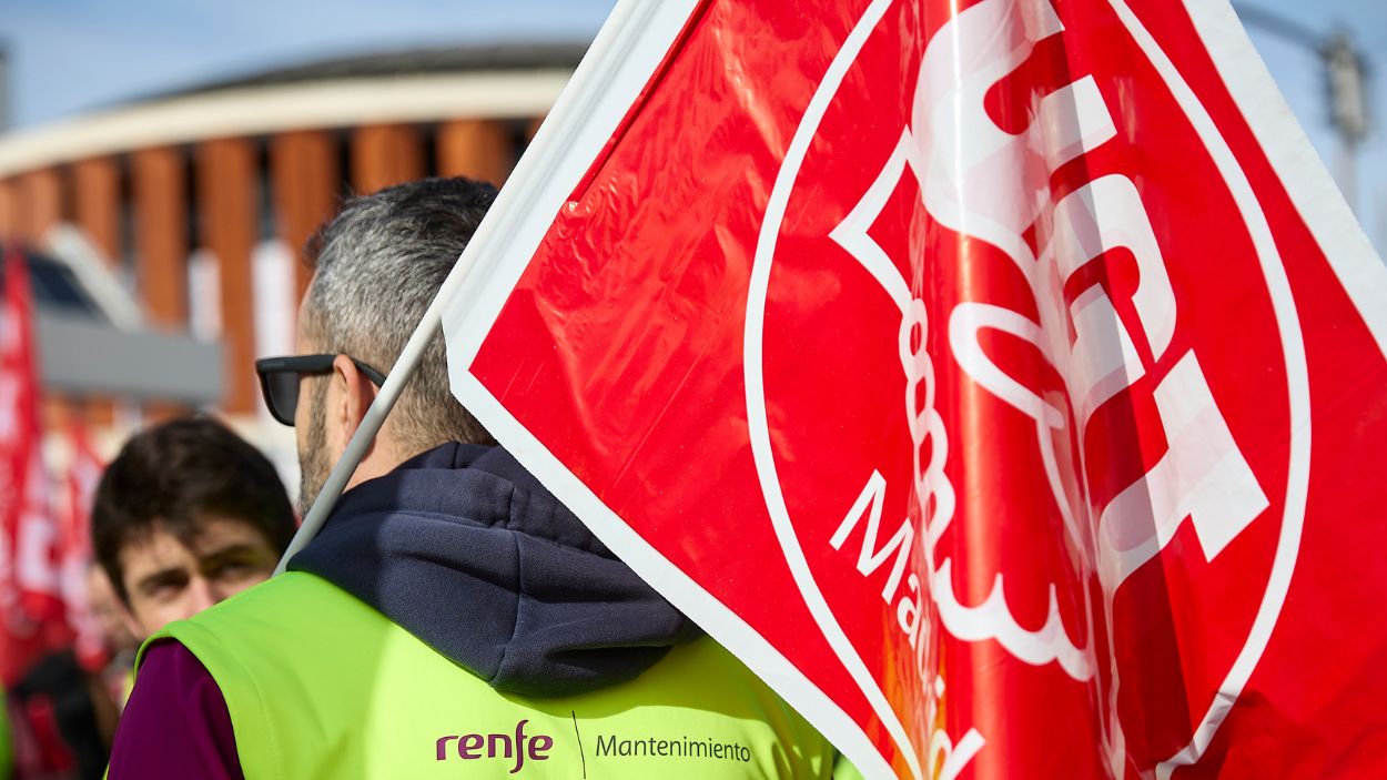 Varias personas durante la primera jornada de la huelga ferroviaria, en la estación de Puerta de Atocha-Almudena Grandes. EP.