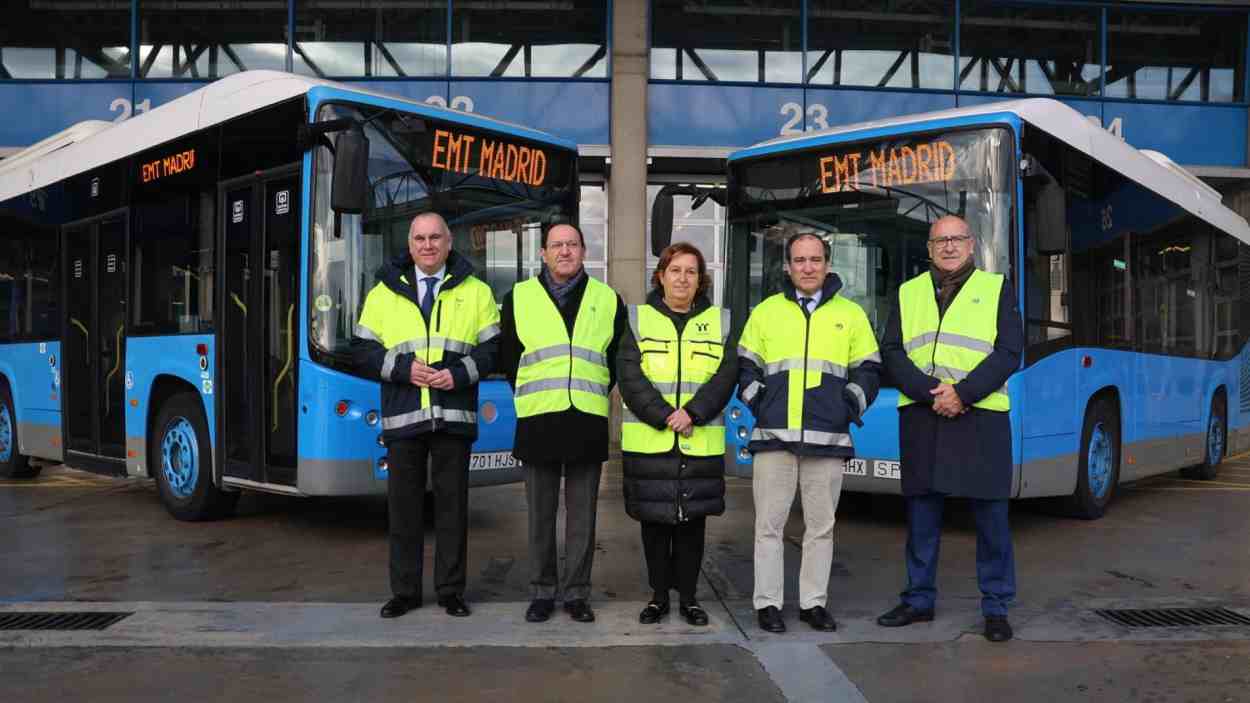 Los dos autobuses, del año 2012, que acaba de adquirir la Diputación de Toledo. EMT.