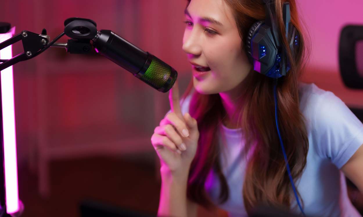 Cómo empezar a ser “podcaster”: guía completa para lanzar, crecer y monetizar un podcast desde cero