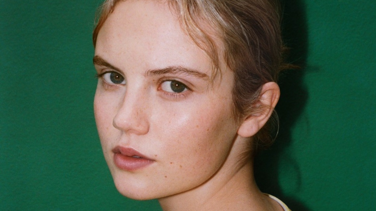 Isla Johnston nueva embajadora de Loewe