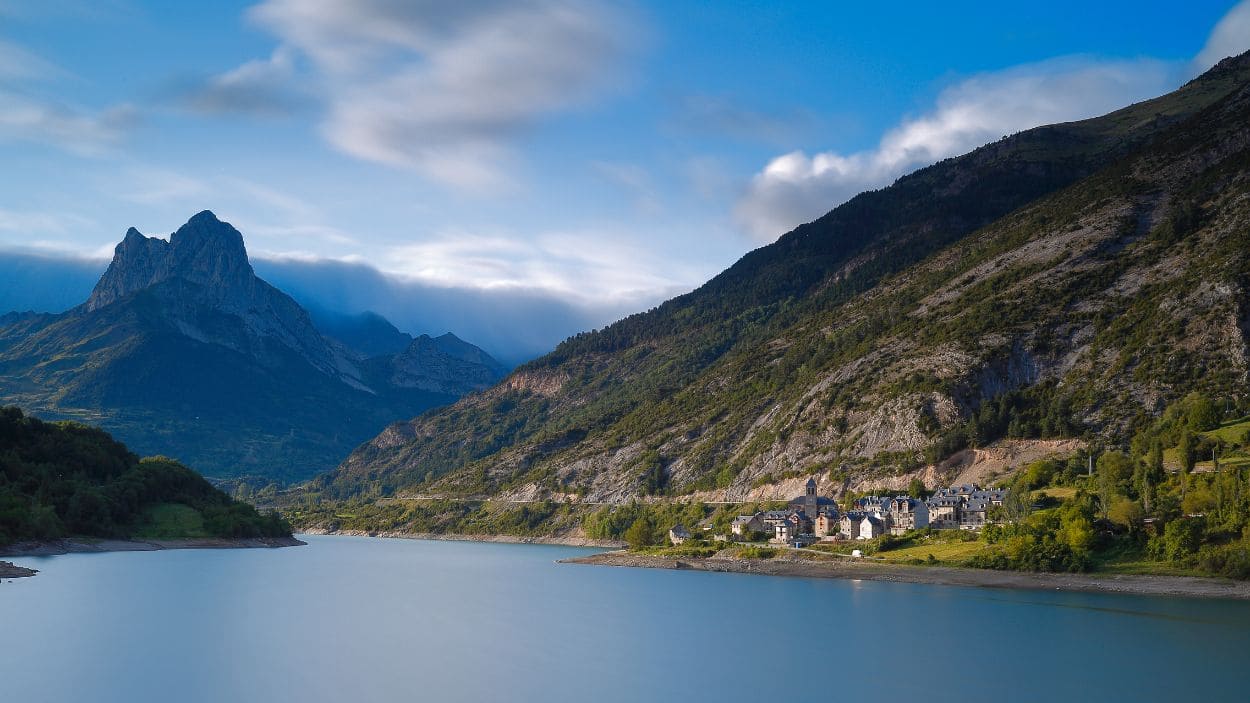 El embalse de Lanuza, testigo silencioso de los años en los que el pueblo quedó vacío