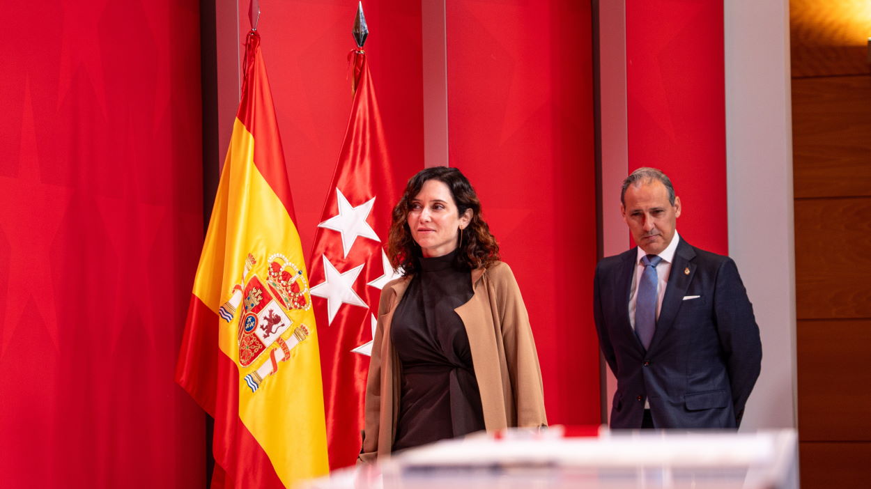 La presidenta de la Comunidad de Madrid, Isabel Díaz Ayuso y el decano del Ilustre Colegio de la Abogacía de Madrid, Eugenio Ribón, durante un acto conjunto. EP.