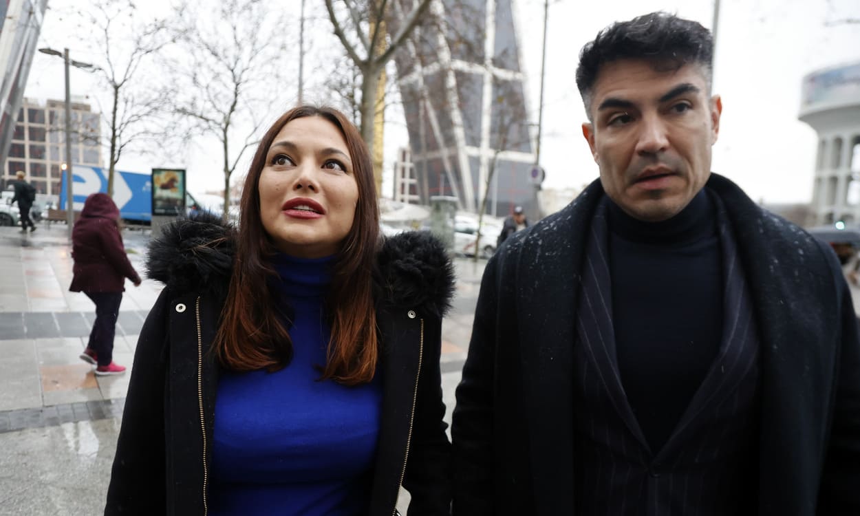 La actriz Elisa Mouliaá y su abogado, Alfredo Arrién, a su llegada a los Juzgados de Plaza de Castilla, a 10 de febrero de 2026, en Madrid (España). Antonio Gutiérrez / EP
