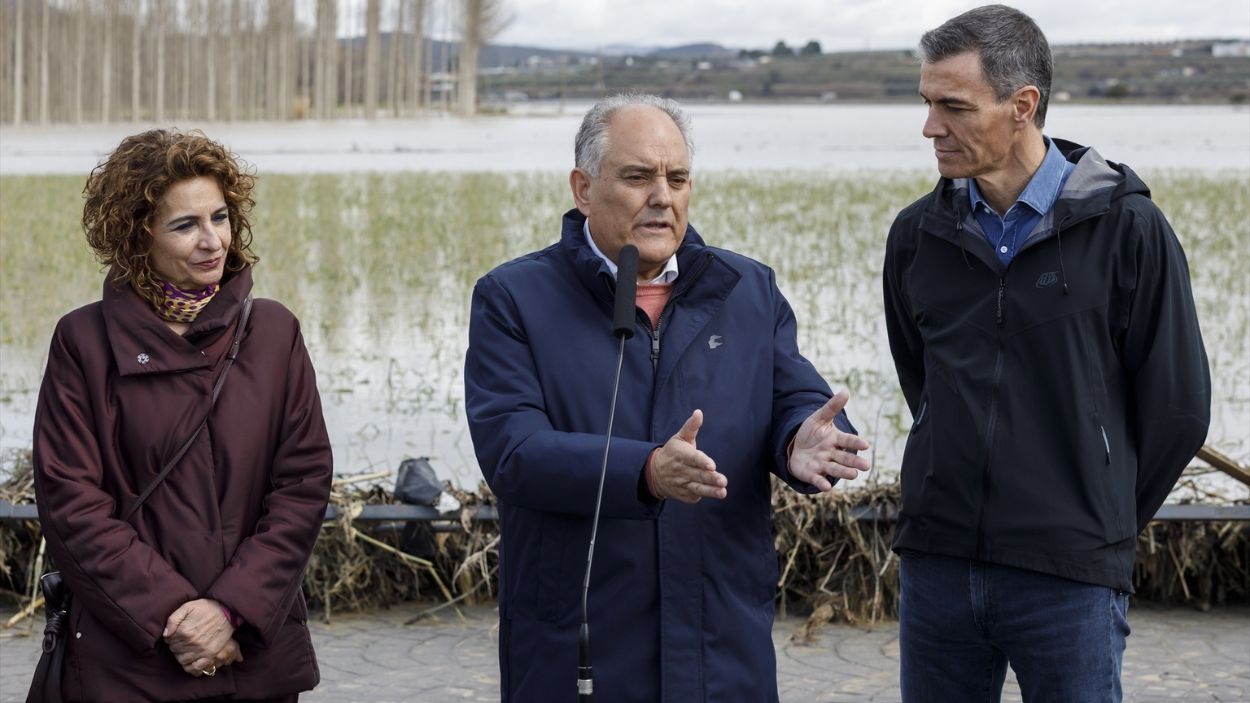 El presidente del Gobierno, Pedro Sánchez (d), junto a la vicepresidenta primera y ministra de Hacienda, María Jesús Montero, y el alcalde de Huétor Tájar, Fernando Delgado (c) / EP