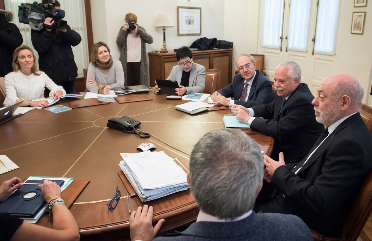 Reunión del último Consejo Fiscal, con Maza primero a la derecha, que ha provocado la actual 'revuelta' por las presiones del Ministerio. EFE
