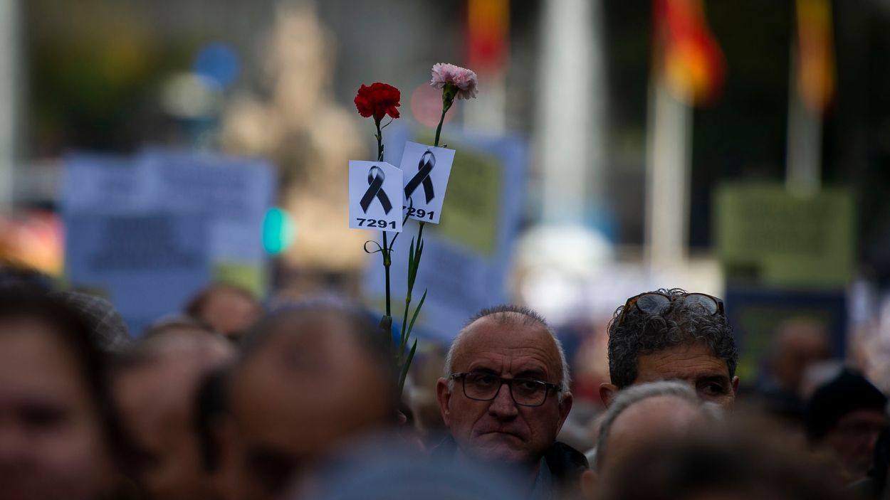 Un hombre durante una manifestación de Marea de Residencias, a 23 de noviembre de 2024, en Madrid (España). EP.