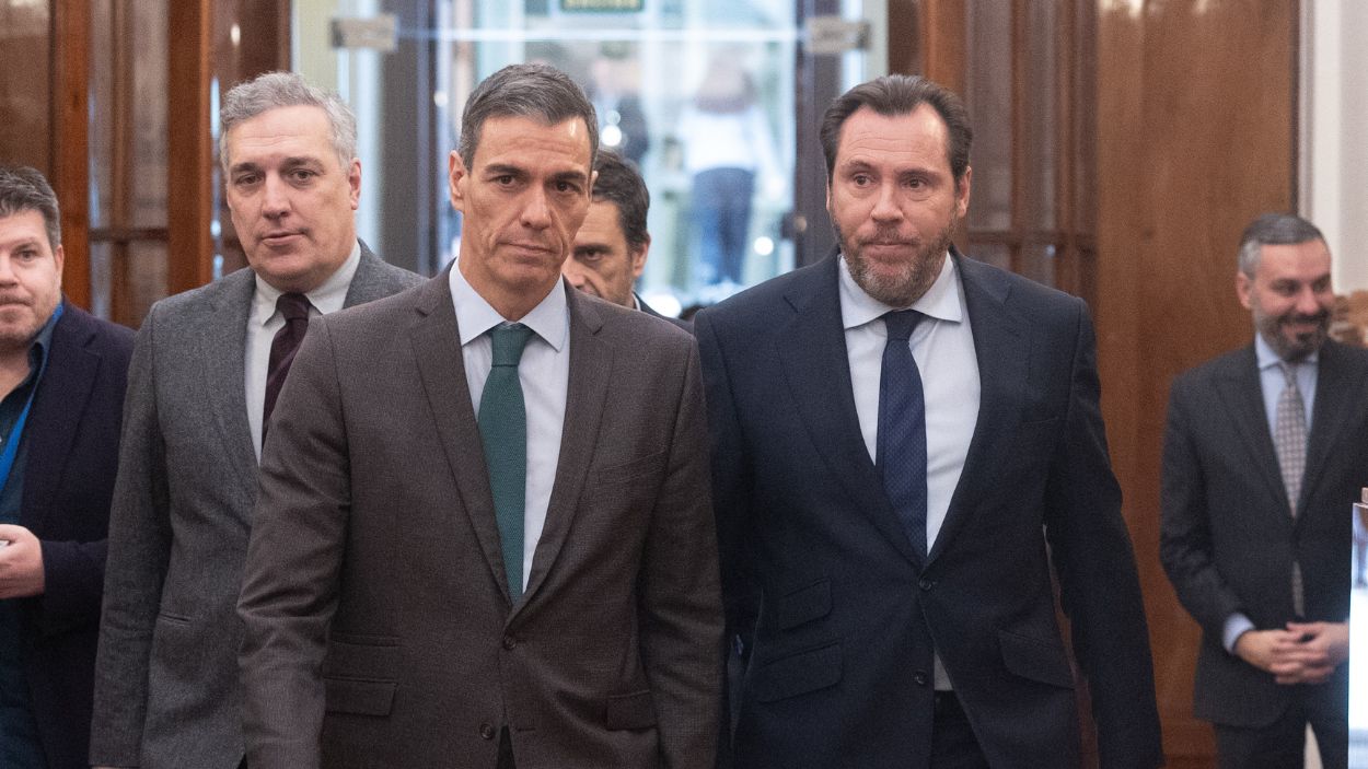 El presidente del Gobierno, Pedro Sánchez, y el ministro de Transportes, Óscar Puente, llegando al Congreso de los Diputados. EP
