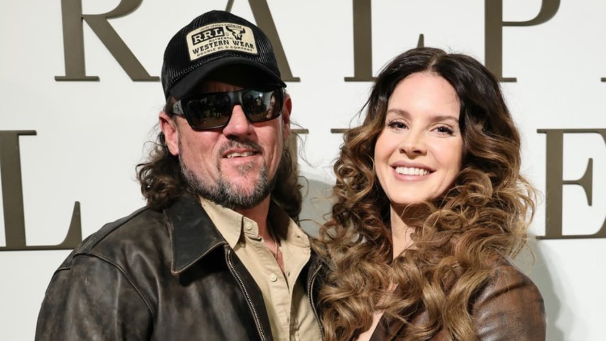 Lana Del Rey y  Jeremy Dufrene en el desfile de Ralph Lauren