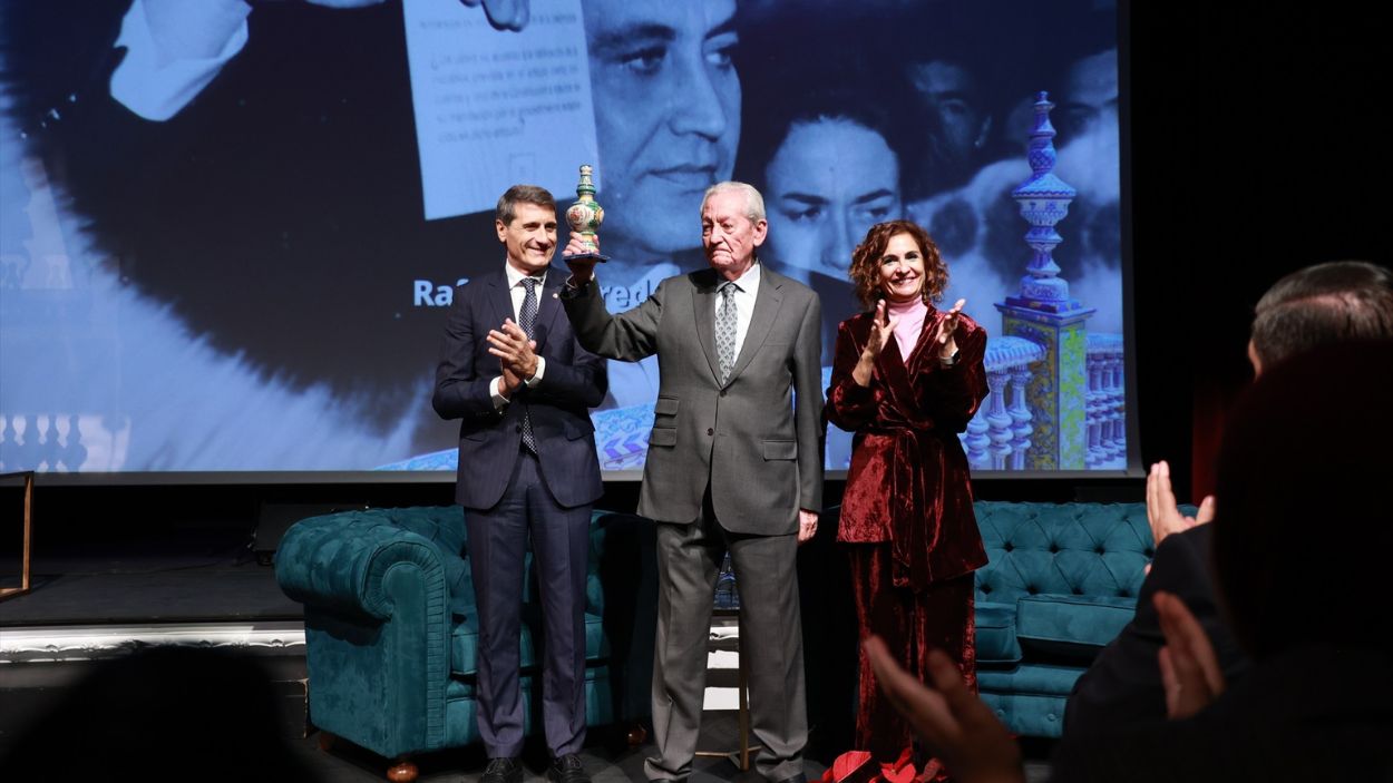 La vicepresidenta primera del Gobierno y ministra de Hacienda, María Jesús Montero, y el delegado del Gobierno Pedro Fernández, entregan el Premio Plaza de España al expresidente de la Junta de Andalucía Rafael Escuredo / EP