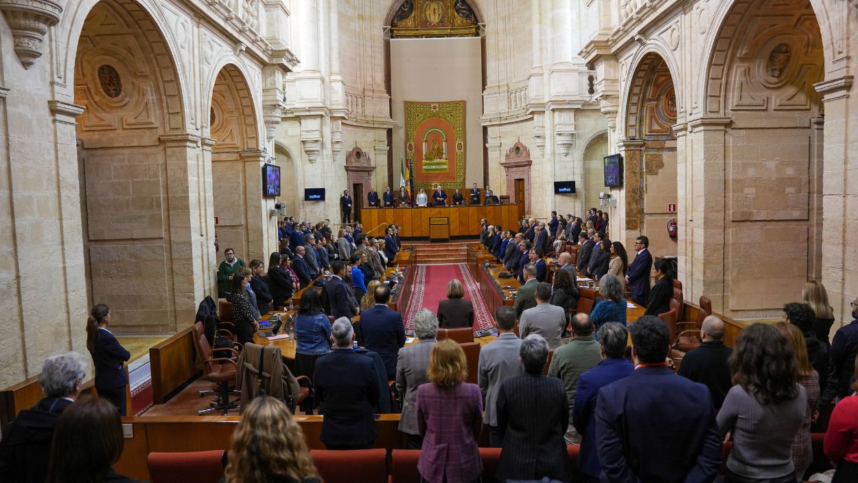 El Parlamento de Andalucía guardando un minuto de silencio por las víctimas en Adamuz (Córdoba) / Archivo EP