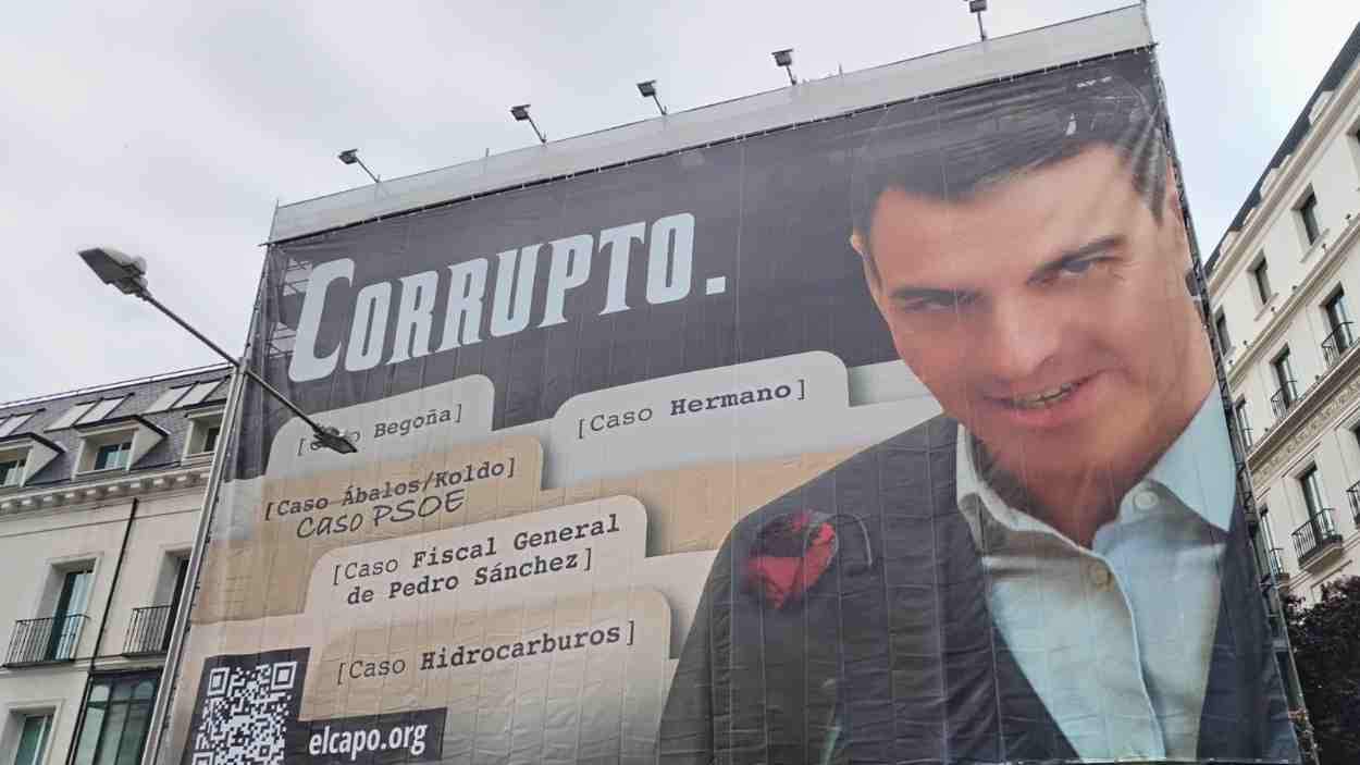 La lona que Hazte Oír colgó frente al Congreso. EP