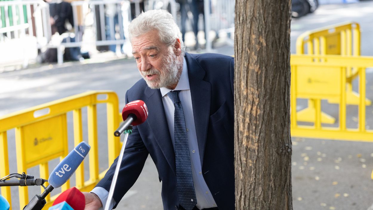 El jefe de gabinete de la presidenta de la Comunidad de Madrid, Miguel Ángel Rodríguez, en las inmediaciones del Tribunal Supremo atendiendo a la prensa. EP.