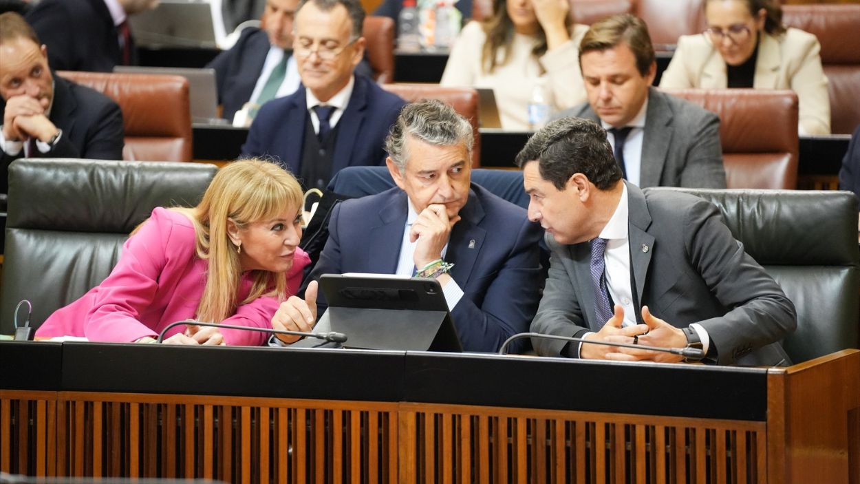 El presidente de la Junta de Andalucía, Juanma Moreno (d); el consejero de Sanidad, Presidencia y Emergencias, Antonio Sanz (c), la consejera de Economía, Hacienda y Fondos Europeos, Carolina España (i) / EP