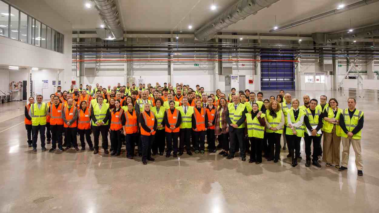 El presidente de Castilla-La Mancha, Emiliano García-Page, visita las instalaciones de la empresa Sumitomo en la ciudad de Cuenca. JCCM.
