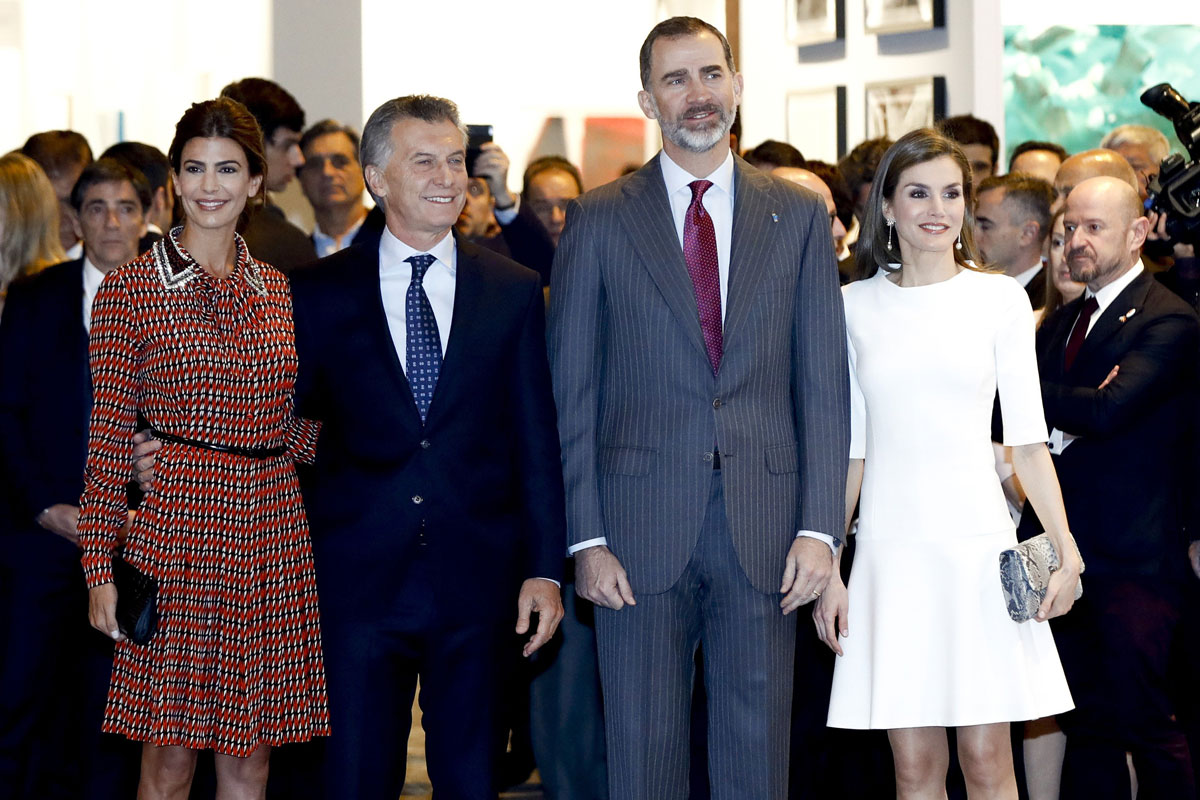 Los reyes, junto al presidente de Argentina y su mujer, inaugurando ARCO a la vez que se conocía que Urdangarín se libraba de la carcel