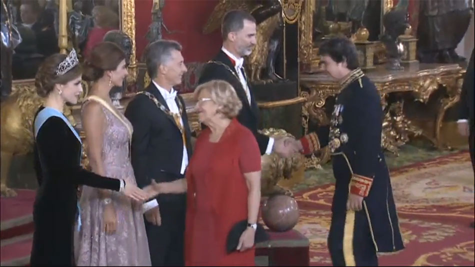 Jorge Morágas, con el uniforme diplomático, saludando a Felipe VI. Antes de él, la alcaldesa de Madrid, Manuela Carmena