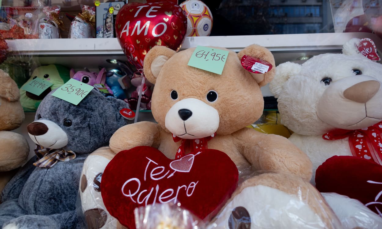 Varios peluches y regalos, a 11 de febrero de 2025, en Madrid (España). Eduardo Parra/EP