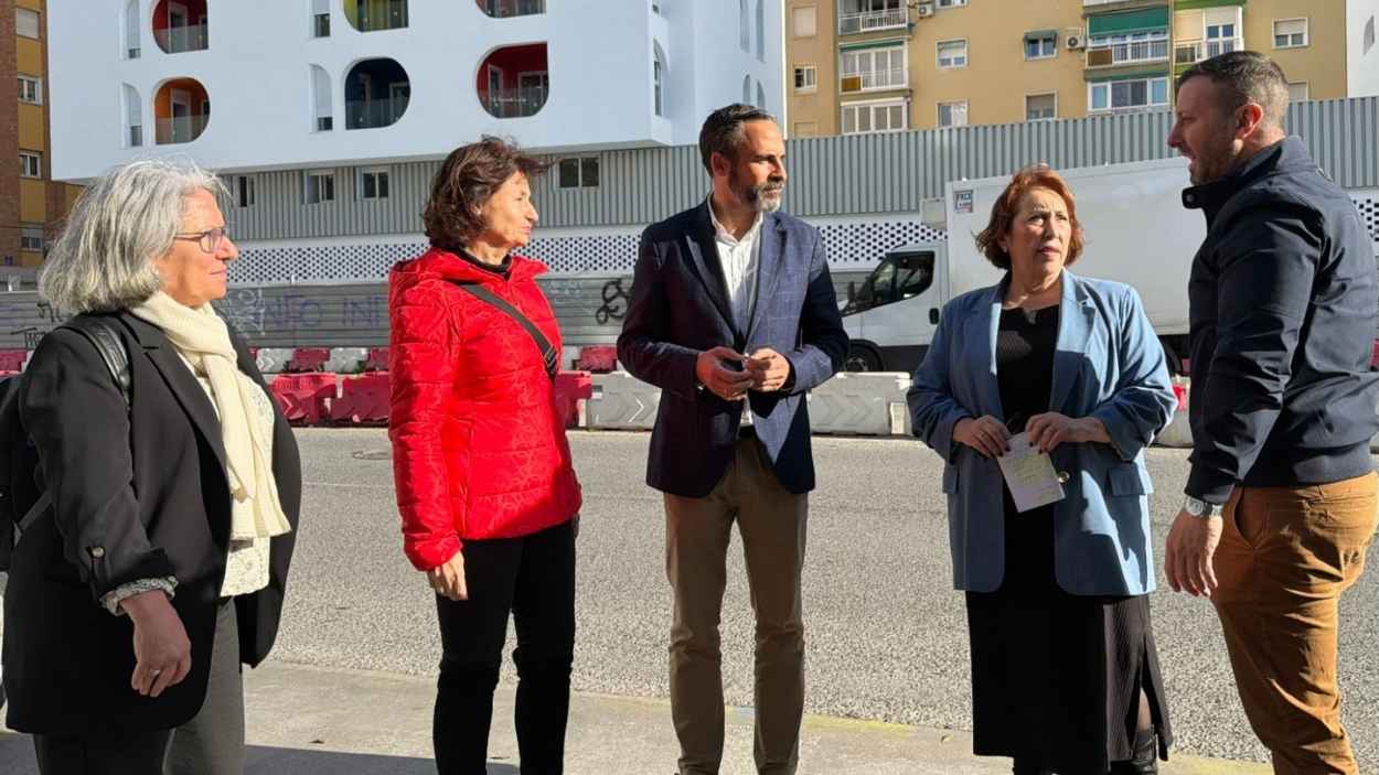 El portavoz socialista en Málaga, Dani Pérez ante las viviendas cuestionadas. Foto PSOE.