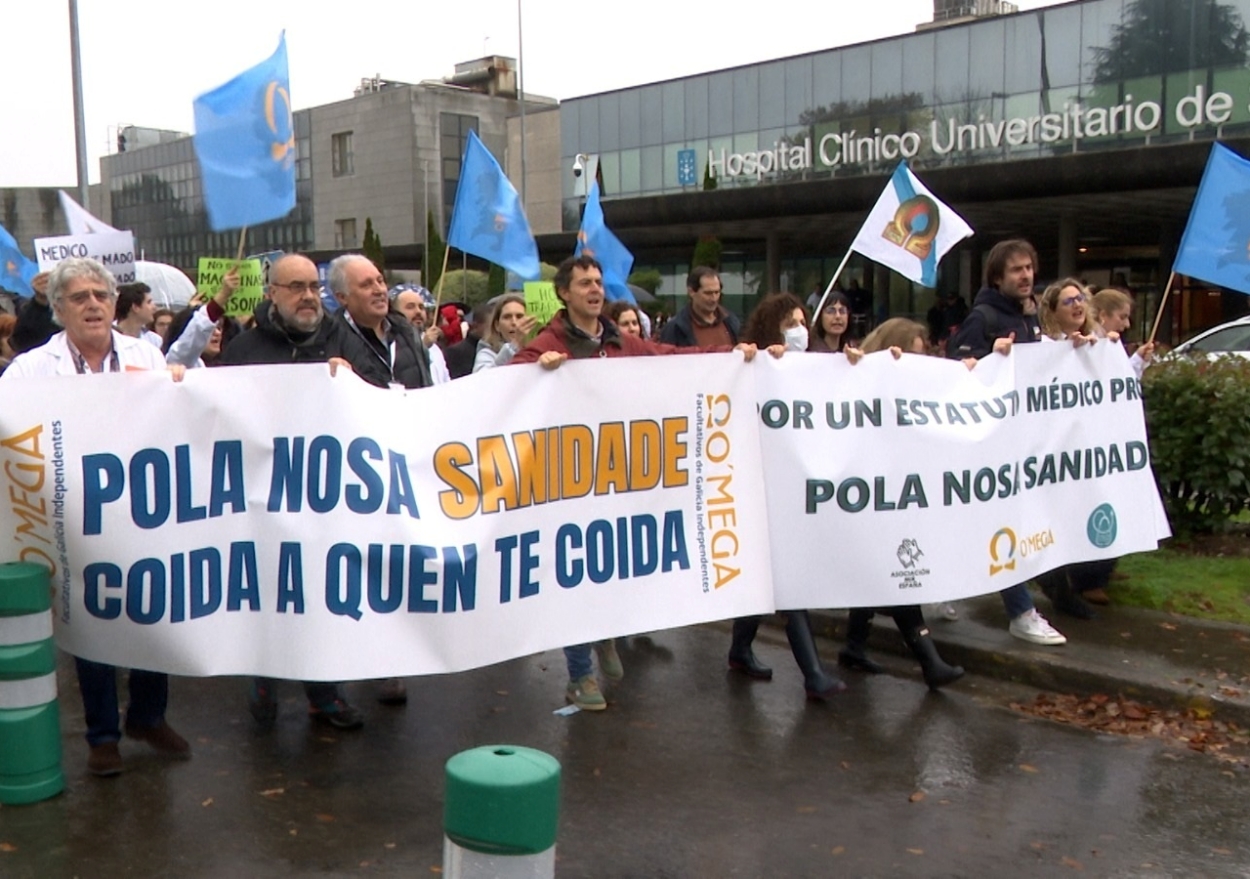 Imagen de una de las protestas de médicos por el Estatuto Marco celebrada ante el Hospital Universitario de Santiago (Foto: Europa Press).
