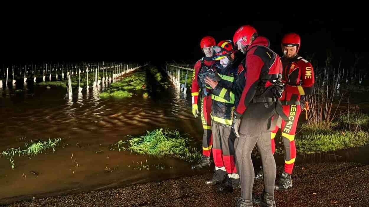 Efectivos del equipo de Rescate Acuático de Superficie (RAS) de la UME en El Robledo. EP.