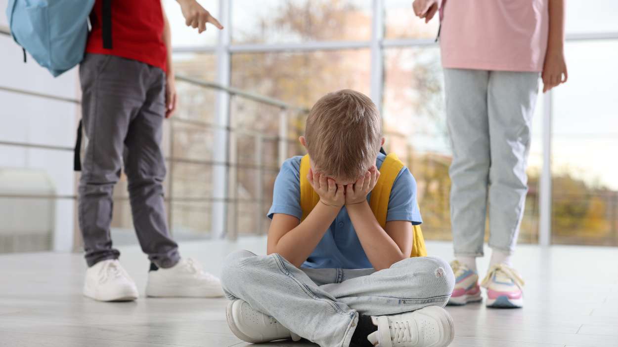 Las señales silenciosas que delatan que un niño no está bien en el colegio (y casi nadie sabe verlas)