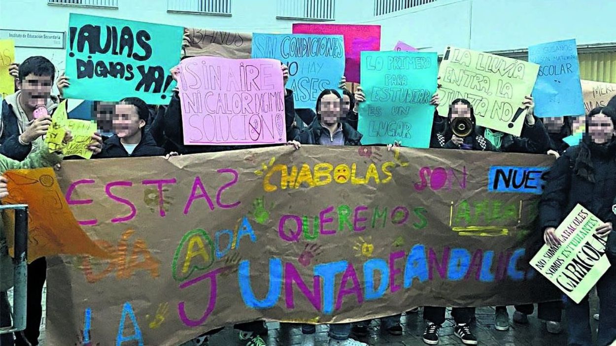 Alumnas y alumnos del IES Ítaca de Tomares (Sevilla) manifestándose por mal estado del centro / M.G.