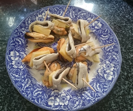 Aperitivos varios y pescado de roca con patatas