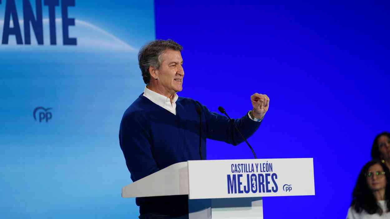 El líder de Génova, Alberto Núñez Feijóo, durante el mitin en el Teatro Liceo de Salamanca con motivo de la precampaña para las elecciones en Castilla y León. EP