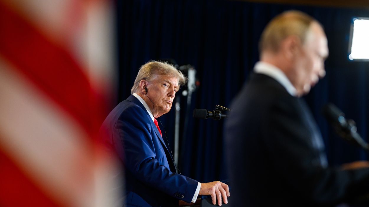 El presidente de EEUU, Donald Trump, junto al presidente de Rusia, Vladimir Putin, durante una rueda de prensa en Alaska. EP.