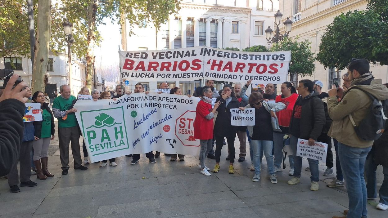 Concentración de las familias del barrio Palmete (Sevilla) afectadas por el desahucio / Archivo EP