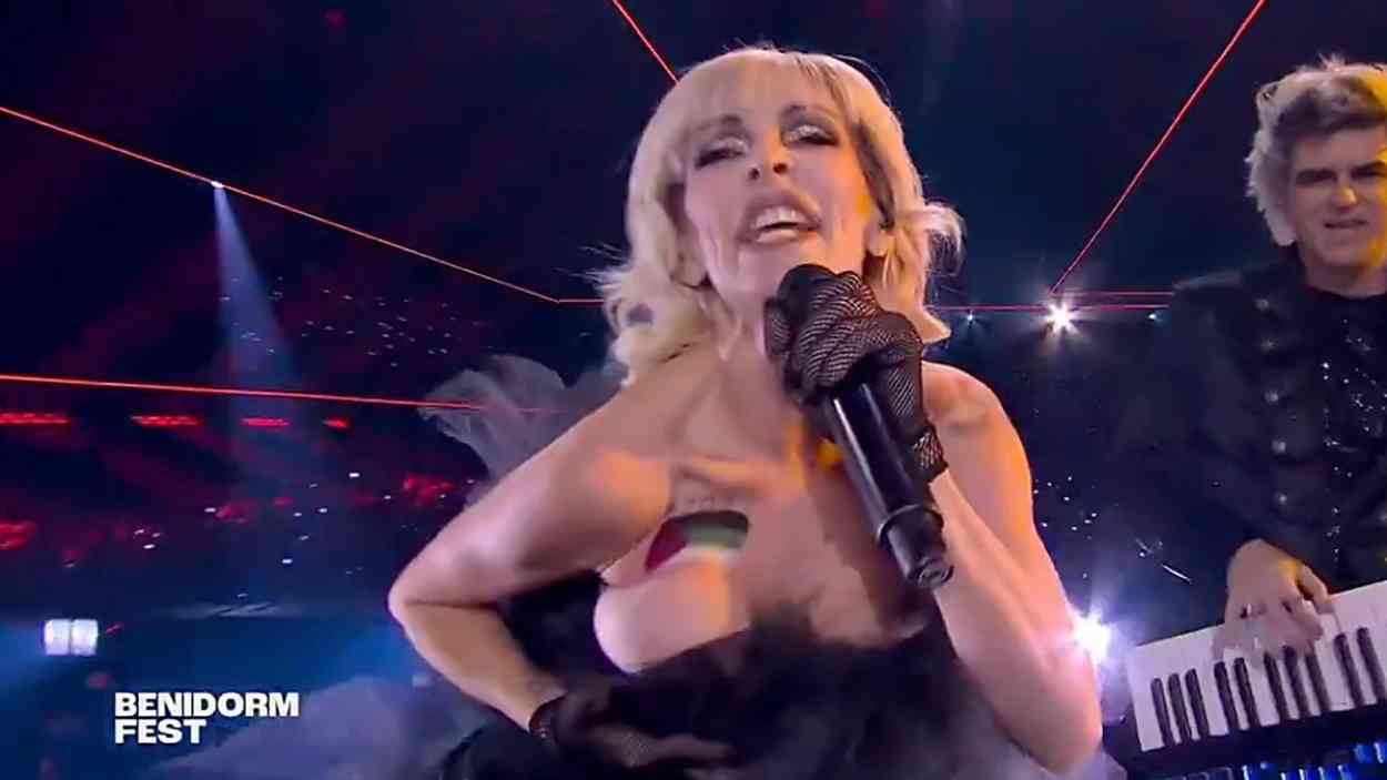 Mery Bas, la vocal de Nebulossa, durante su actuación. RTVE