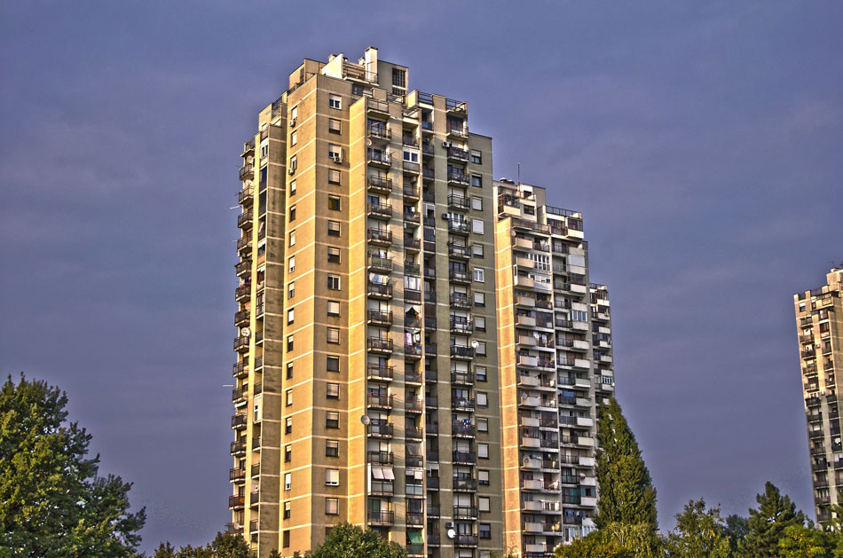 Edificio con pisos en alquiler.