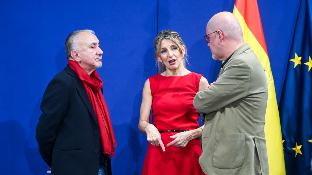 La vicepresidenta segunda del Gobierno y ministra de Trabajo y Economía Social, Yolanda Díaz, con los secretarios generales de CCOO, Unai Sordo, y de UGT, Pepe Álvarez. EP.