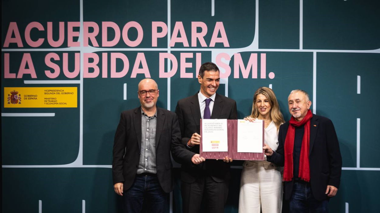 Gobierno y sindicatos firman la nueva subida del SMI sin la patronal: un 3,1% para alcanzar los 17.094 euros anuales. EP.
