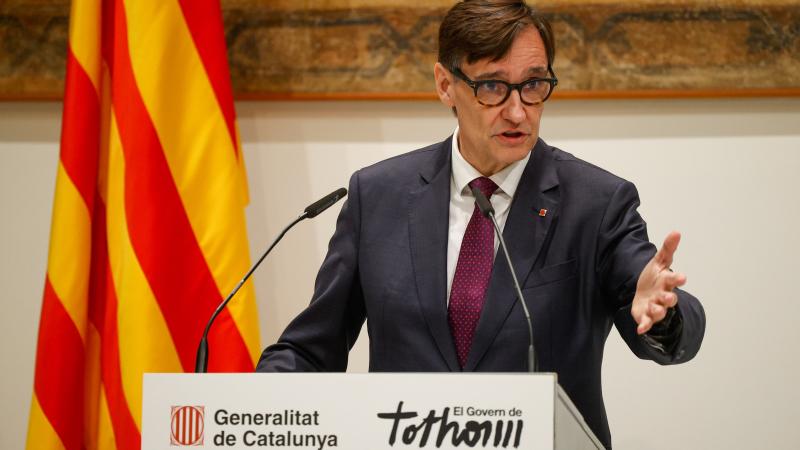 El presidente de la Generalitat, Salvador Illa, durante la firma del acuerdo de cesión de vivienda social por parte de Conferencia Episcopal Tarraconense, en el Palau de la Generalitat (Barcelona), a 16 de febrero de 2026. Kike Rincón / EP