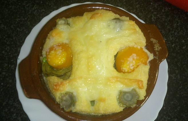 Alcachofa con yema  de huevo sobre clara batida y lomos de salmón con patata asada 