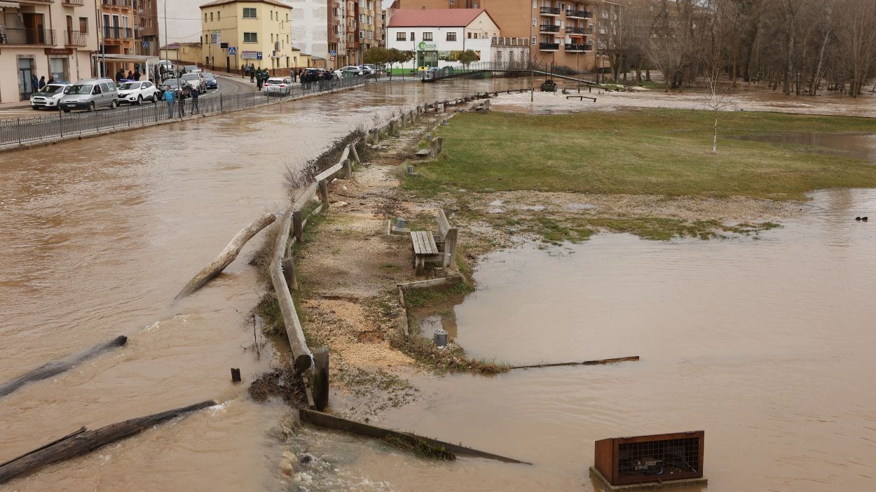 Calles inundadas por el desbordamiento del río Duero. EP.