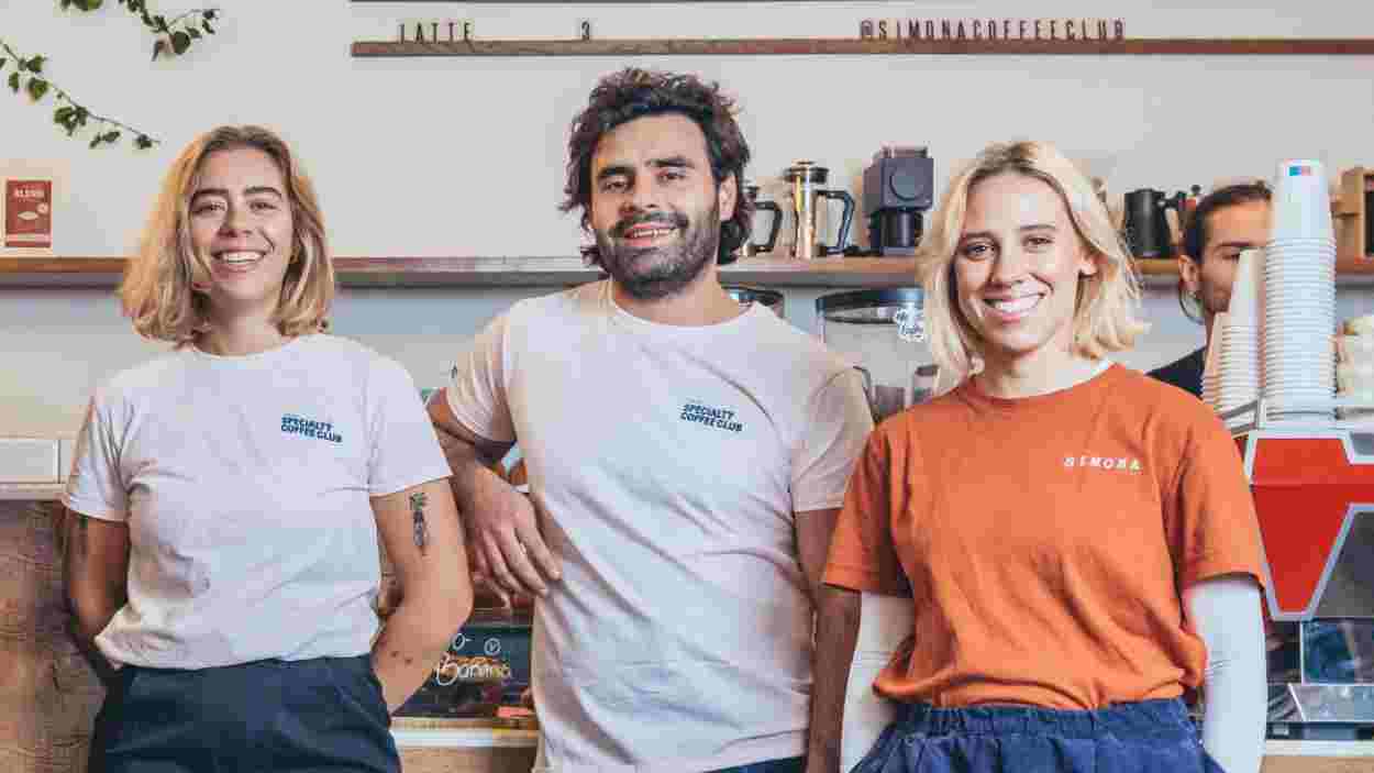 Los emprendedores Ximena, Paloma y Alexis han impulsado de la mano la cafetería Simona en San Sebastián, gracias al apoyo financiero de MicroBank