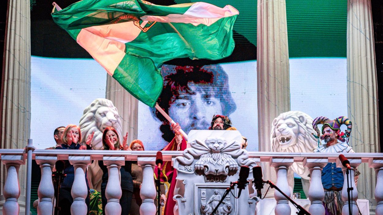Manu Sánchez ondea la bandera andaluza en el Carnaval de Cádiz