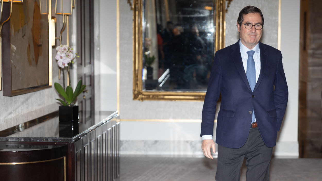 CEOE se revuelve contra las críticas de Sánchez por oponerse a la subida del SMI y alude a las bajas laborales. EP.