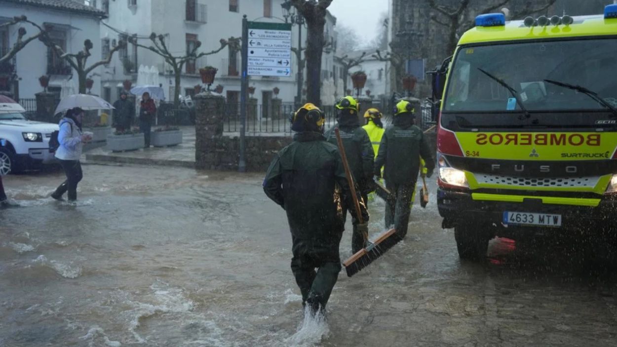 Los bomberos actúan en una de las localidades andaluzas afectadas por el paso de la borrasca Leonardo