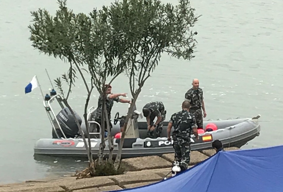 Efectivos de la Policía Nacional buscan en el río Guadalquivir el cuerpo de Marta del Castillo.  