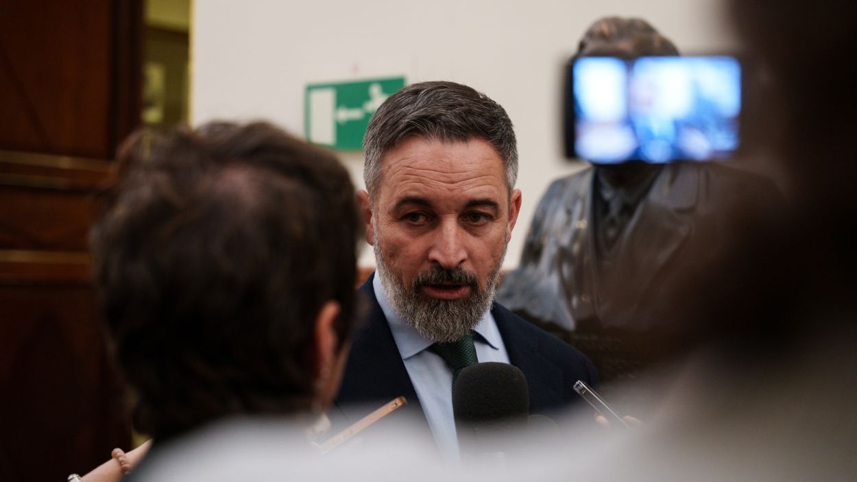 El presidente de Vox, Santiago Abascal, atendiendo a los medios de comunicación en los pasillos del Congreso de los Diputados. EP.