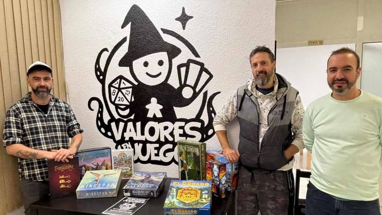 Algunos de los fundadores de Valores en Juego posan en su local de Santader.