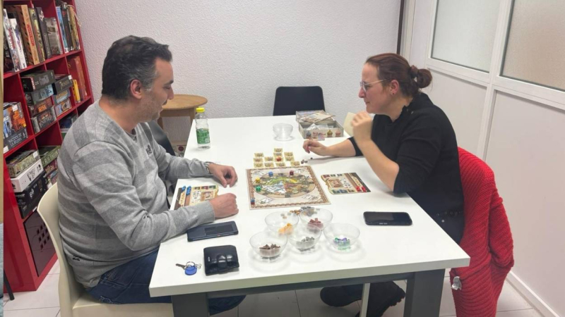 Dos socios comparten una partida de Red Cathedral.