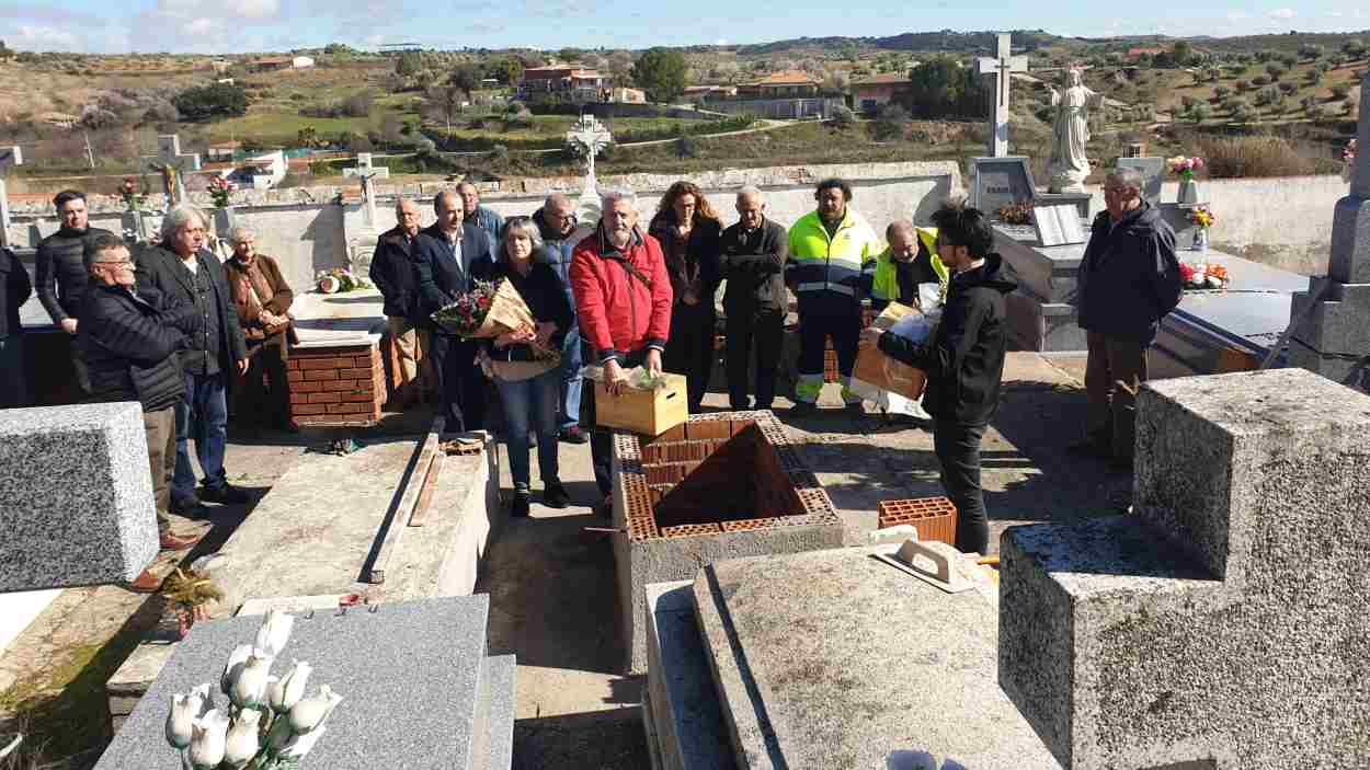 Los restos fueron trasladados al cementerio municipal de la localidad tras el acto de entrega. EP.