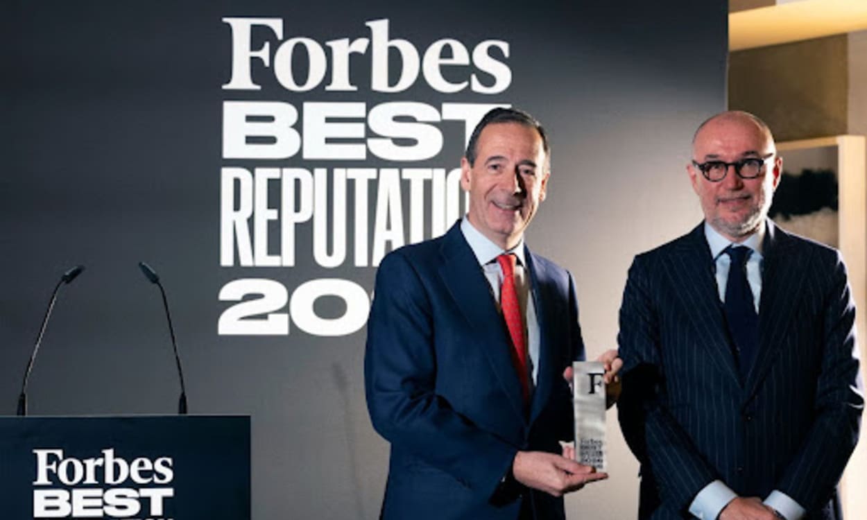 Gonzalo Gortázar, consejero delegado de CaixaBank, y Andrés Rodríguez, editor de Forbes