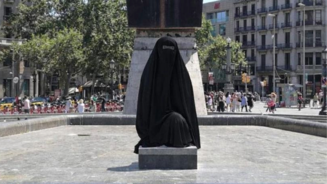 Imagen editada de la estatua 'La Diosa' de Josep Clarà i Ayats con un burka, publicada por el PP de Barcelona